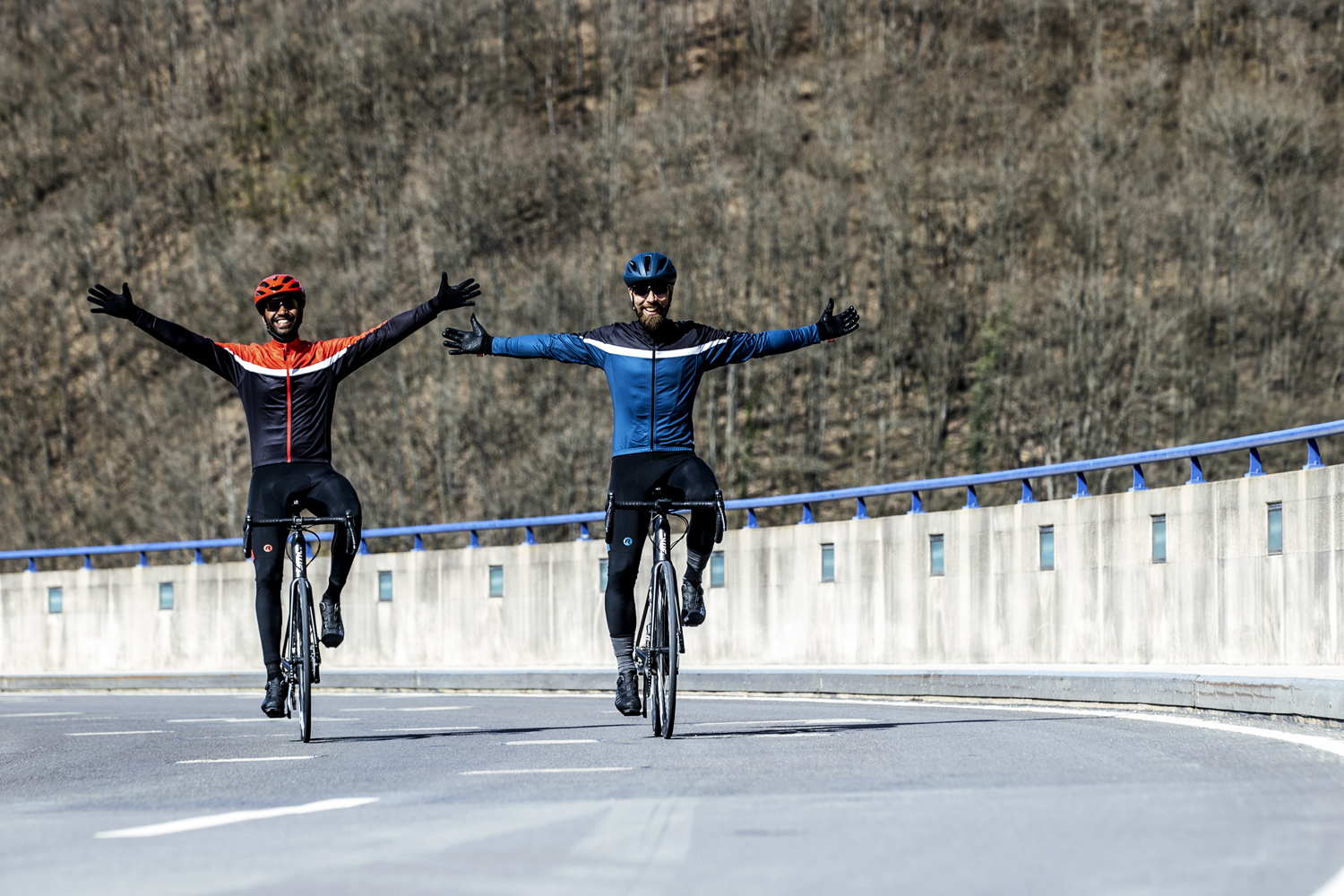 Heren fietsshirt Course Lange mouwen Zwart/blauw/wit